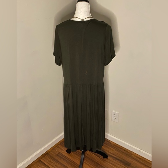 ⭐️🏷️SALE⭐️New Women’s MIDI dress with Necklace Size 1X - Picture 3 of 4